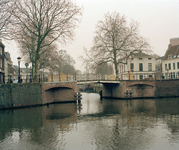 828197 Gezicht op de gerestaureerde Weerdbrug over de Stadsbuitengracht te Utrecht, vanaf de Nieuwekade.